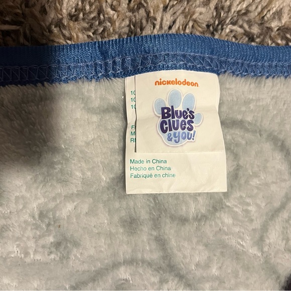 Blue's Clues Red Thinking Chair Throw Blanket - Picture 5 of 5